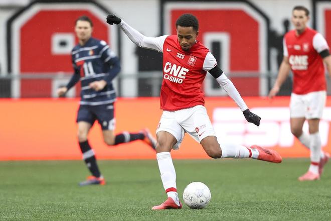 它承载着球 它承载着球